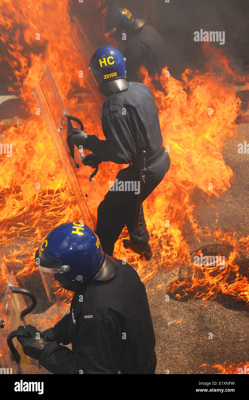 Très réaliste de la formation de la police de l'ordre public et de perturbation de l'utilisation de cocktails molotov. Hampshire, Angleterre, juin 2014. Banque D'Images