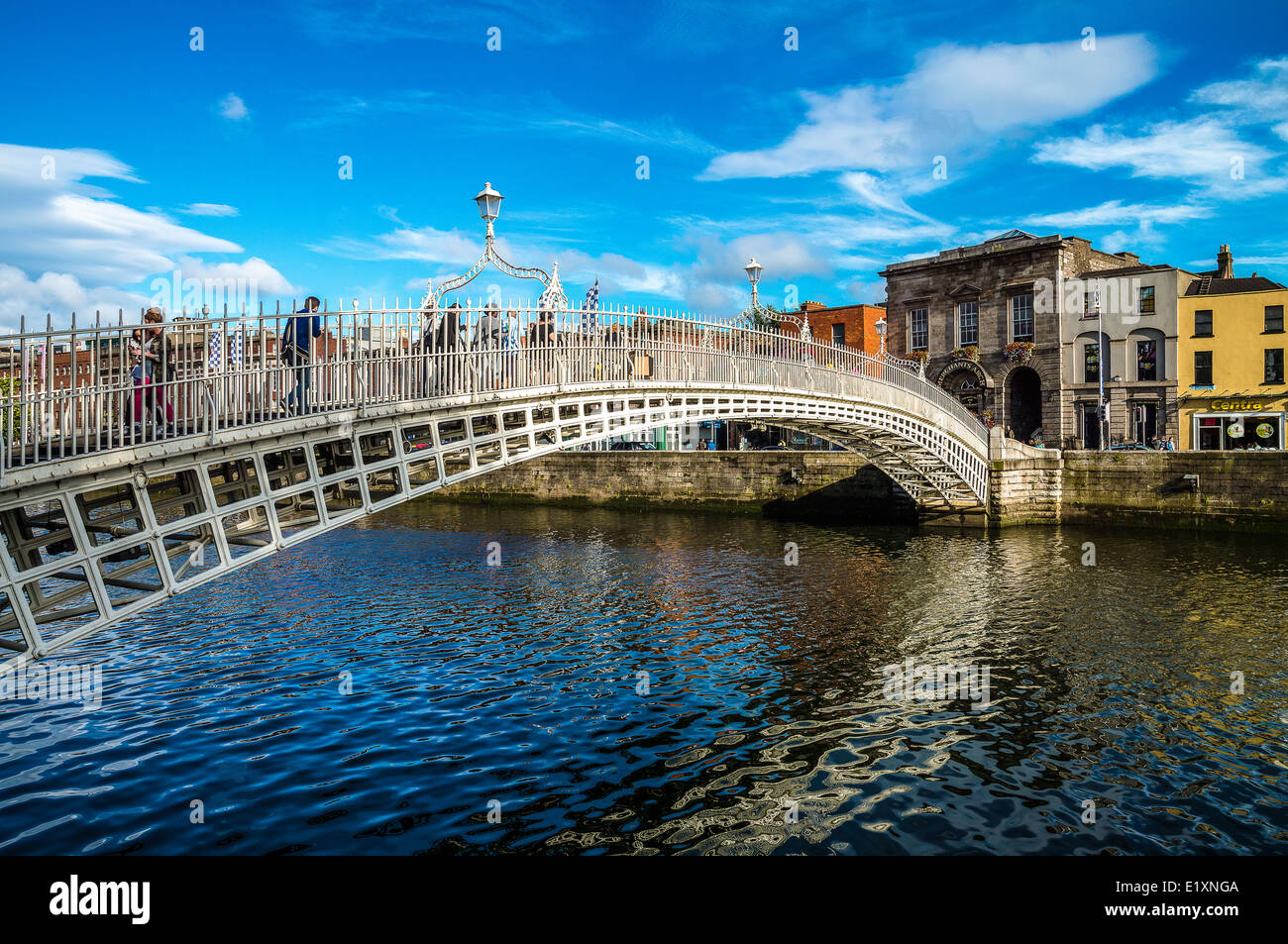 L'Irlande, Dublin, le Ha'penny Bridge sur la rivière Liffey, le quartier de Temple Bar Banque D'Images