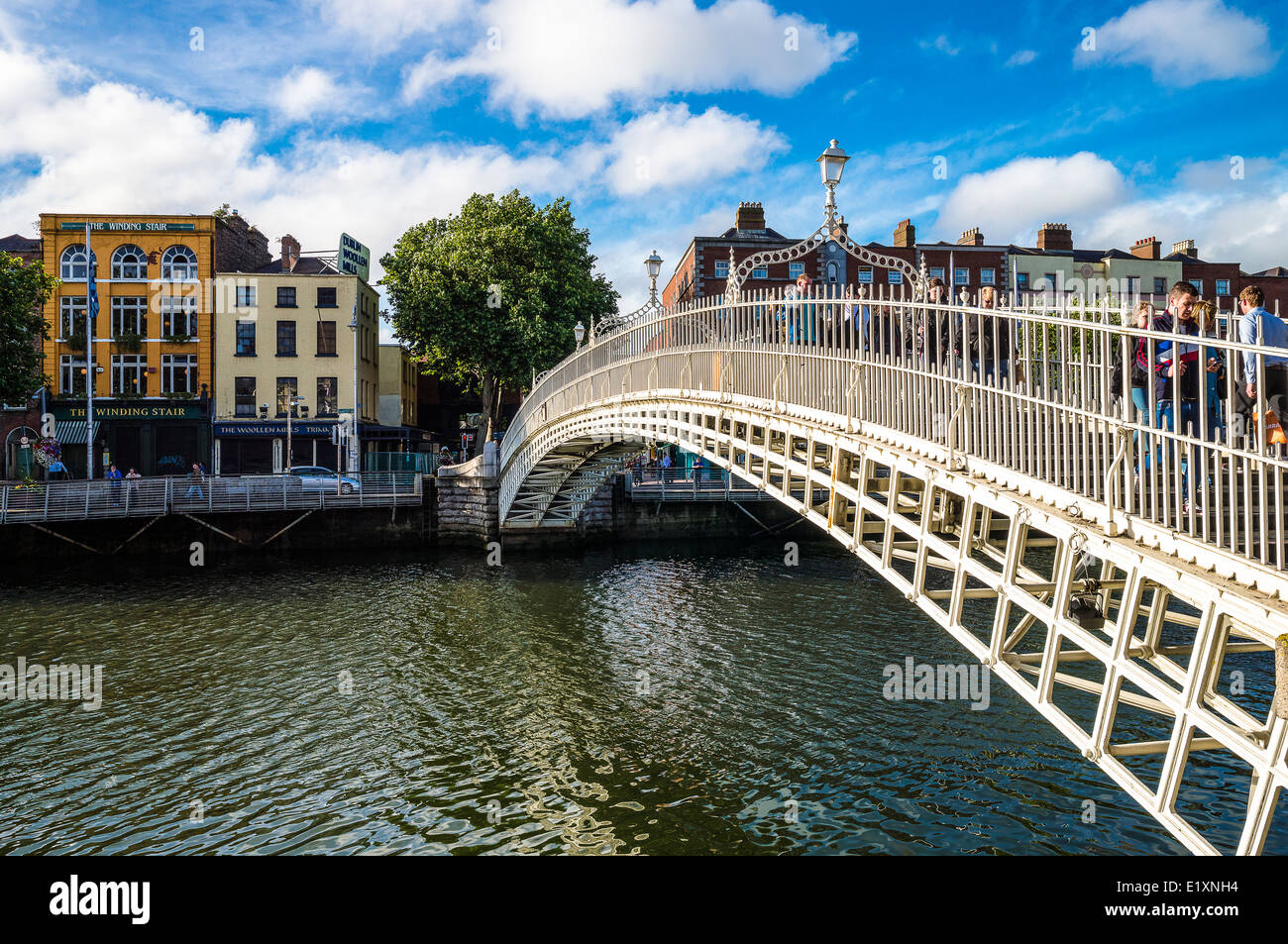 L'Irlande, Dublin, le Ha'penny Bridge sur la rivière Liffey, le quartier de Temple Bar Banque D'Images