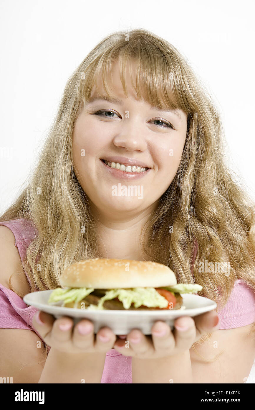 La jeune fille avec un hamburger Banque D'Images