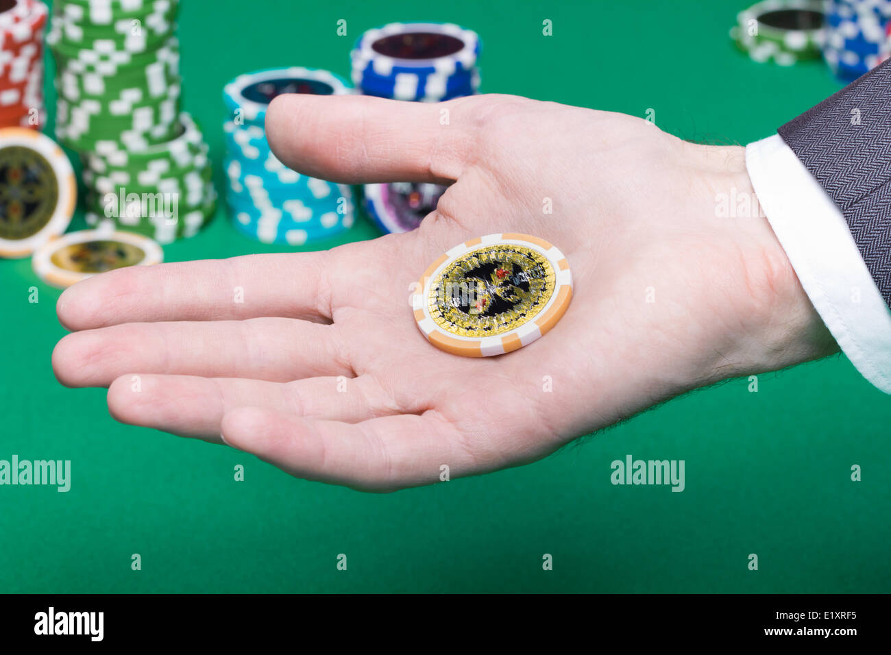Des jetons de poker dans la paume d'un homme Banque D'Images