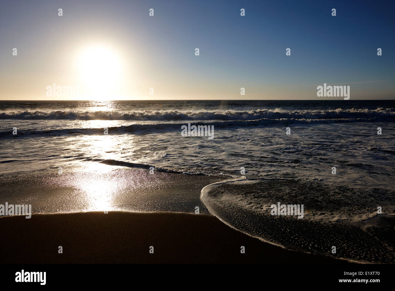 Soleil sur plage de sable fin sur l'océan pacifique los pellines chili Banque D'Images
