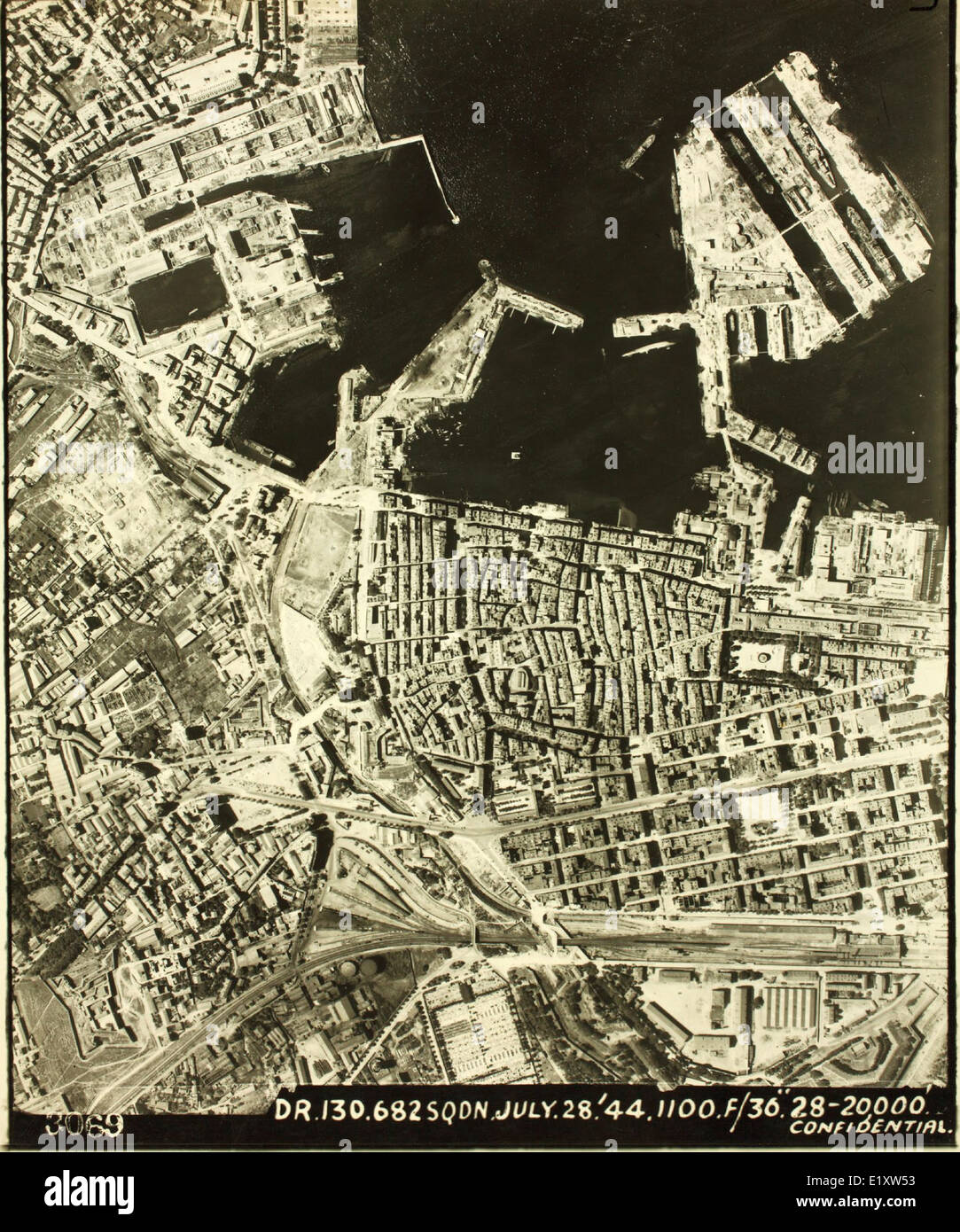 Une photo aérienne de reconnaissance en temps de guerre de Toulon, France, prise entre 1941-1945. Toulon, un port naval clé, a été occupé par les forces allemandes et plus tard ciblé par les raids aériens alliés pendant la seconde Guerre mondiale Banque D'Images