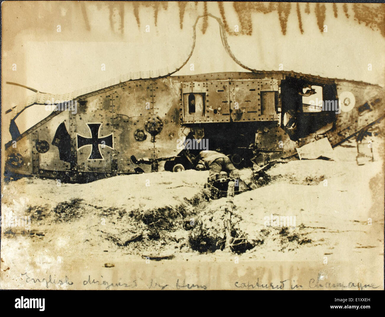 Cette photo de reconnaissance aérienne montre un Beutepanzer, un char britannique Mark IV capturé par les Allemands, pendant la seconde Guerre mondiale à Weiner Neustadt, en Allemagne. Ces chars, originaires de la première Guerre mondiale, ont été utilisés par les forces allemandes dans le combat et faisaient partie de leur stratégie de guerre blindée. Banque D'Images
