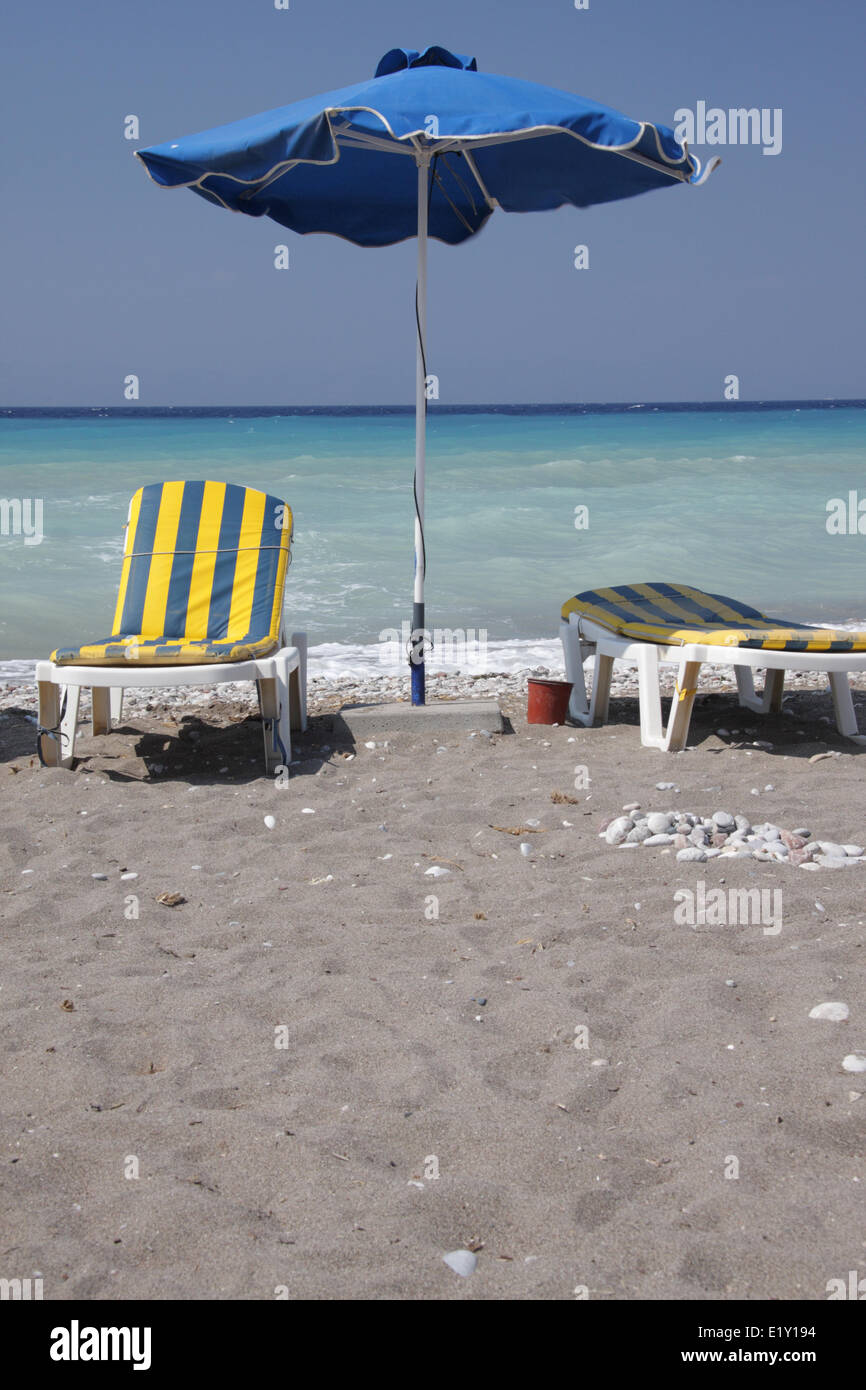 Deux chaises et parasol Banque D'Images