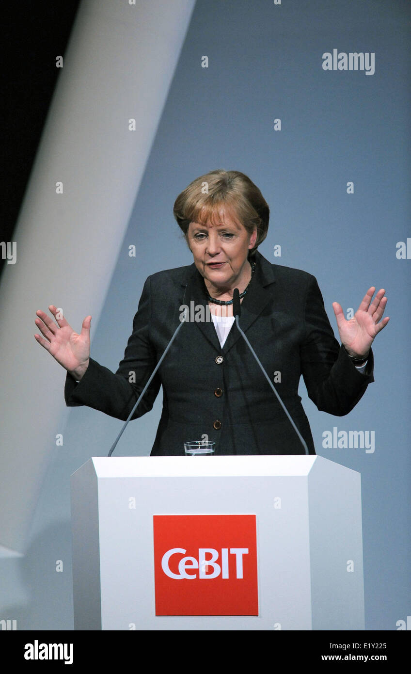 La chancelière Angela Merkel (CDU) donne un discours lors de l'inauguration du CeBIT 2010 (01.03.2010). Sujet général de la foire est "connecté" Mondes et environ 4150 exposants présentent leurs produits. Banque D'Images