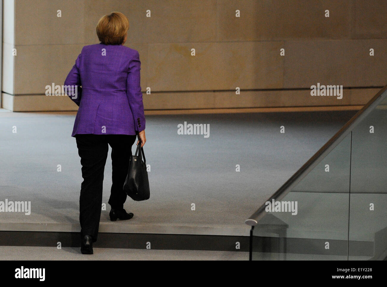La chancelière allemande Angela Merkel quitte la salle plénière du Bundestag à Berlin le 19 mai en 2010. Banque D'Images