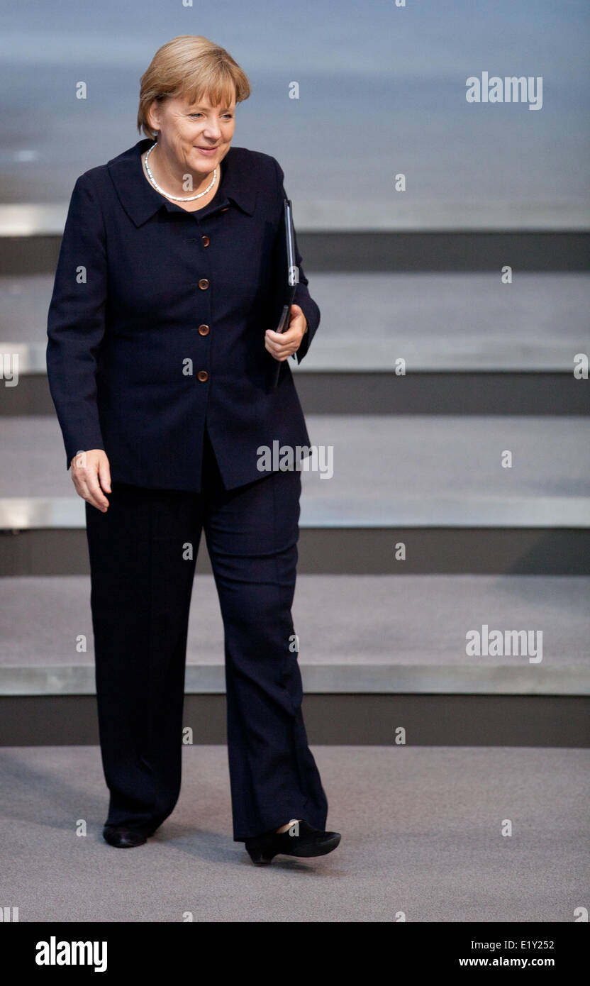 La chancelière allemande Angela Merkel se rend à son siège pendant le débat sur le budget au Bundestag le 7 septembre en 2011. Banque D'Images