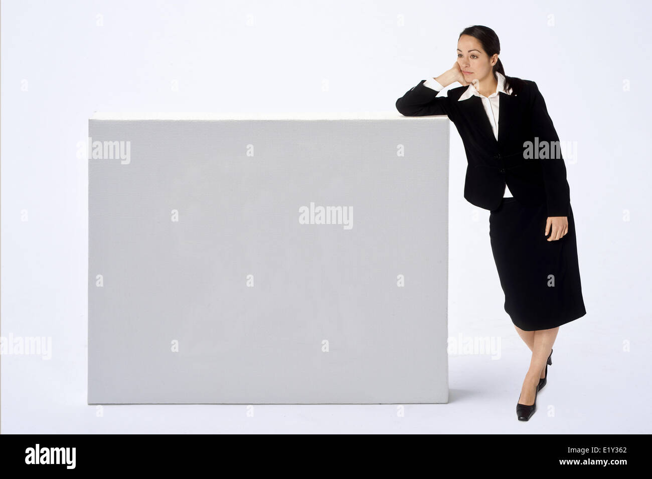 Une femme d'affaires s'ennuyer avec une toile blanche Banque D'Images