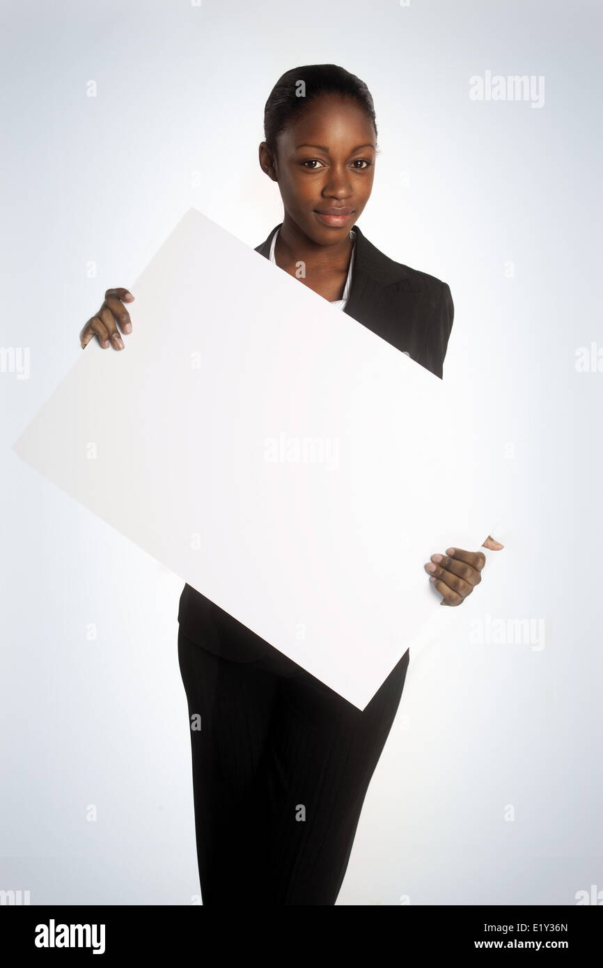 Confiant business woman holding a blank sign Banque D'Images