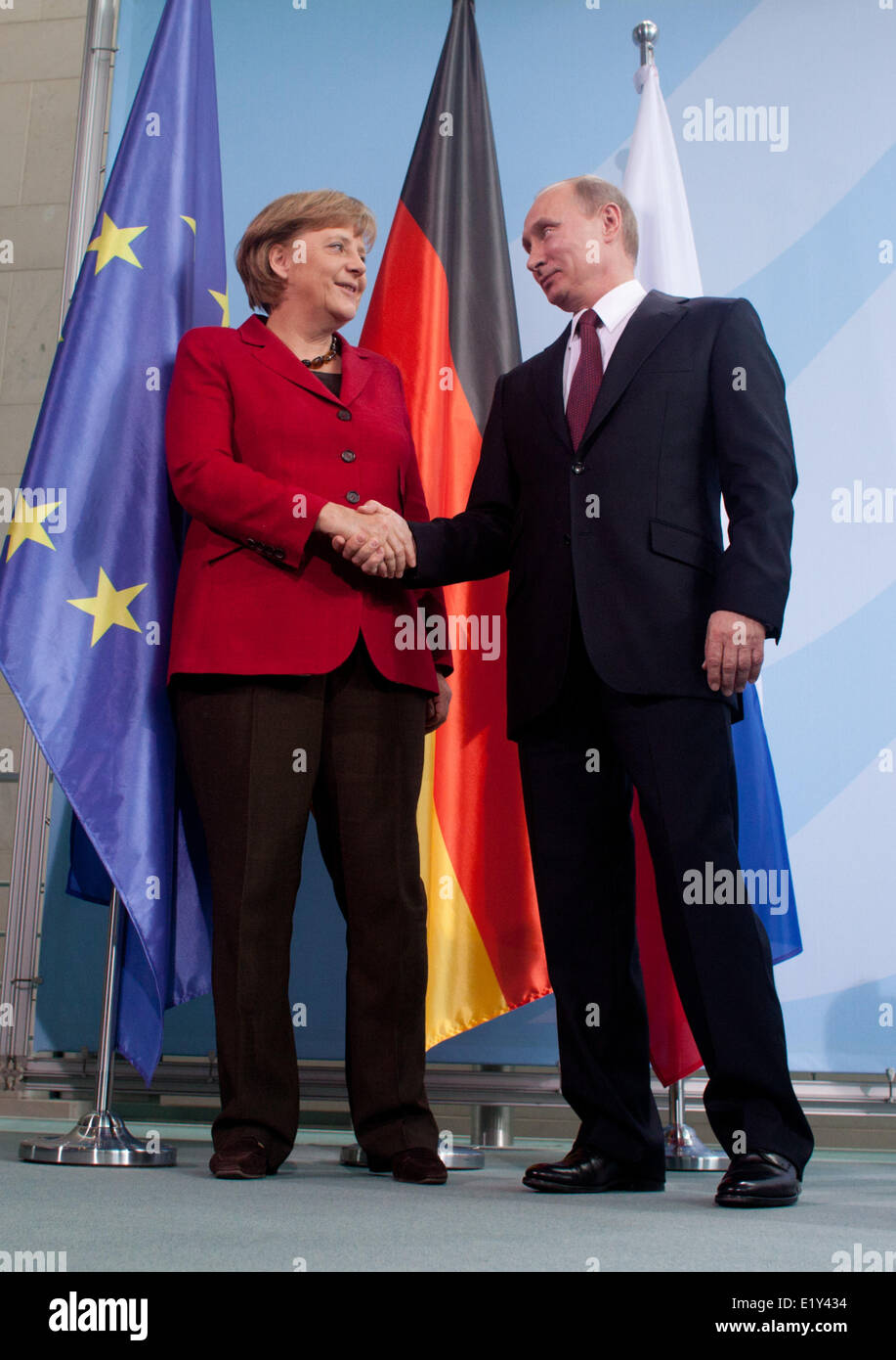 La chancelière allemande Angela Merkel et le président russe Vladimir Poutine se serrer la main à Berlin le 1er juin en 2012. Banque D'Images