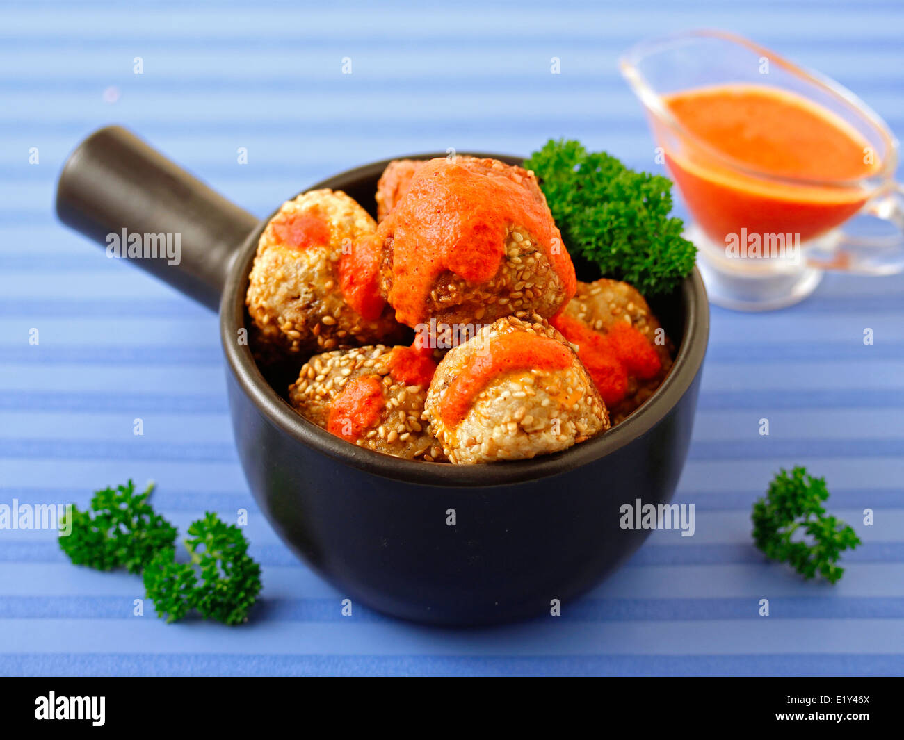 Boulettes de quinoa avec du fromage et des champignons. Recette disponible. Banque D'Images