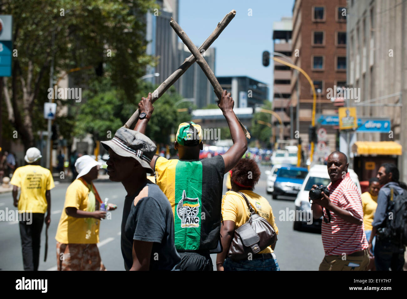 Les choses ont tourné à la violence lors de partisans de l'ANC a rencontré l'emploi DA mars avec des roches, des bâtons et de cocktails molotov. La police a dispersé la tapageuse Banque D'Images