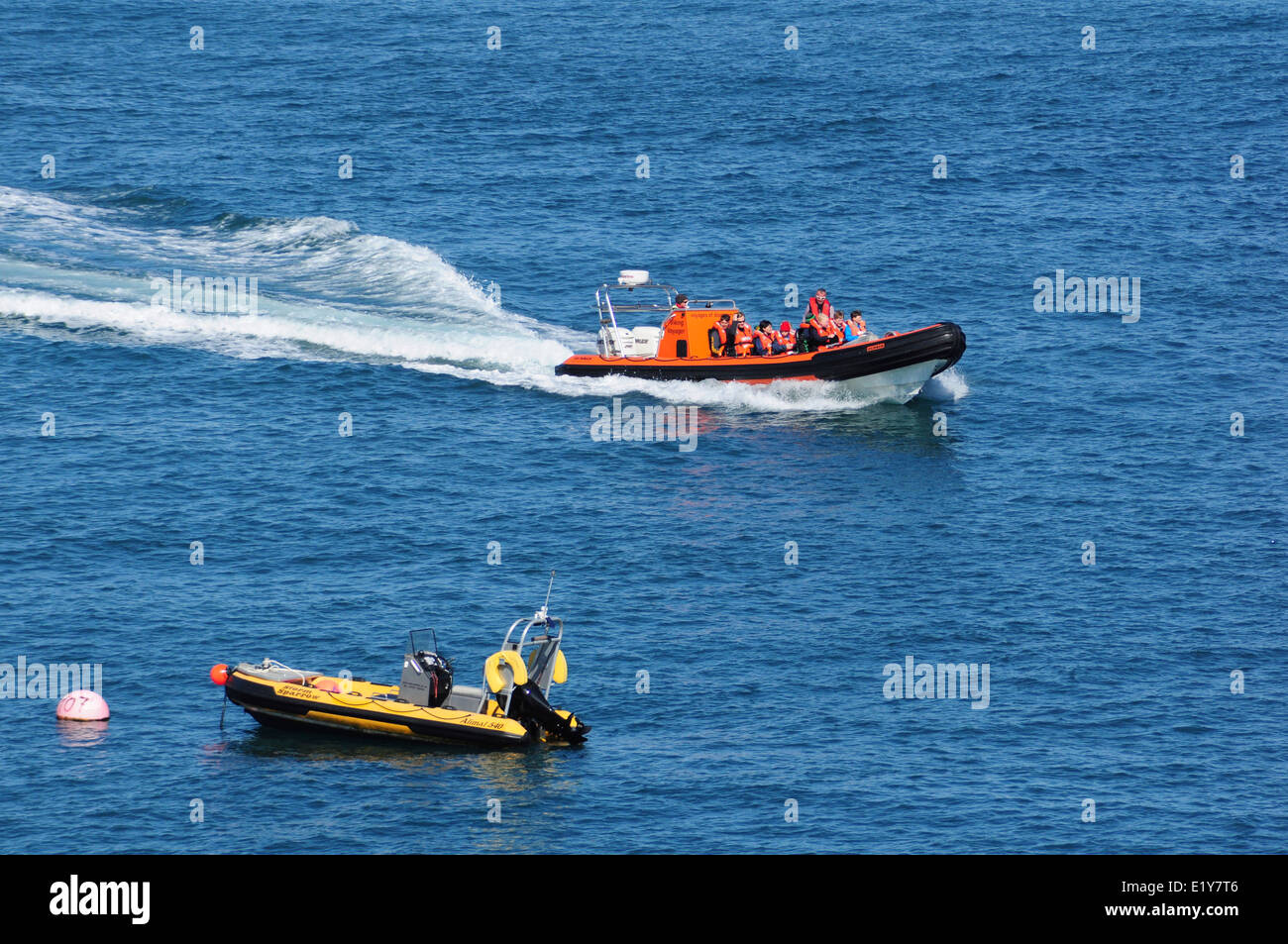 Bateaux dans Ramsey Sound, près de St Justinien's, Pembrokeshire, Pays de Galles, Royaume-Uni Banque D'Images