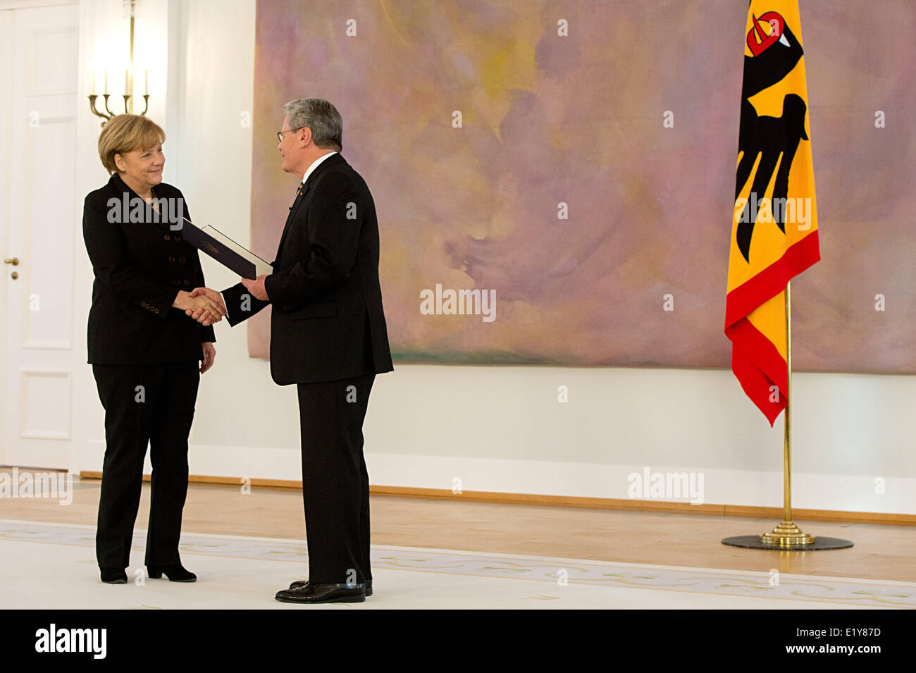 Le président allemand Joachim Gauck a les mains sur la lettre de nomination à réélu chancelière allemande Angela Merkel le 17 décembre en 2013. Banque D'Images