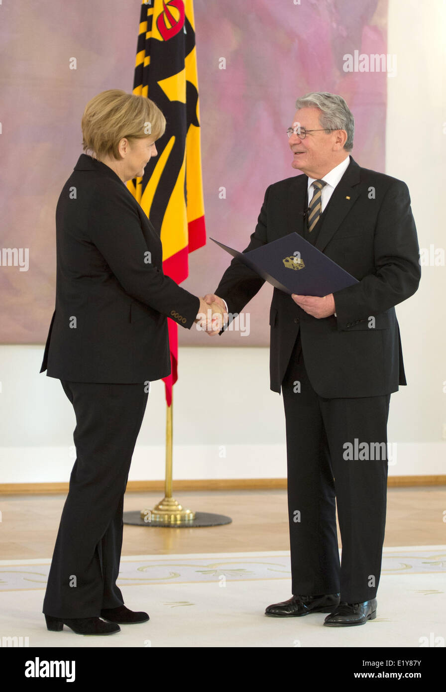 Le président allemand Joachim Gauck a les mains sur la lettre de nomination à réélu chancelière allemande Angela Merkel le 17 décembre en 2013. Banque D'Images