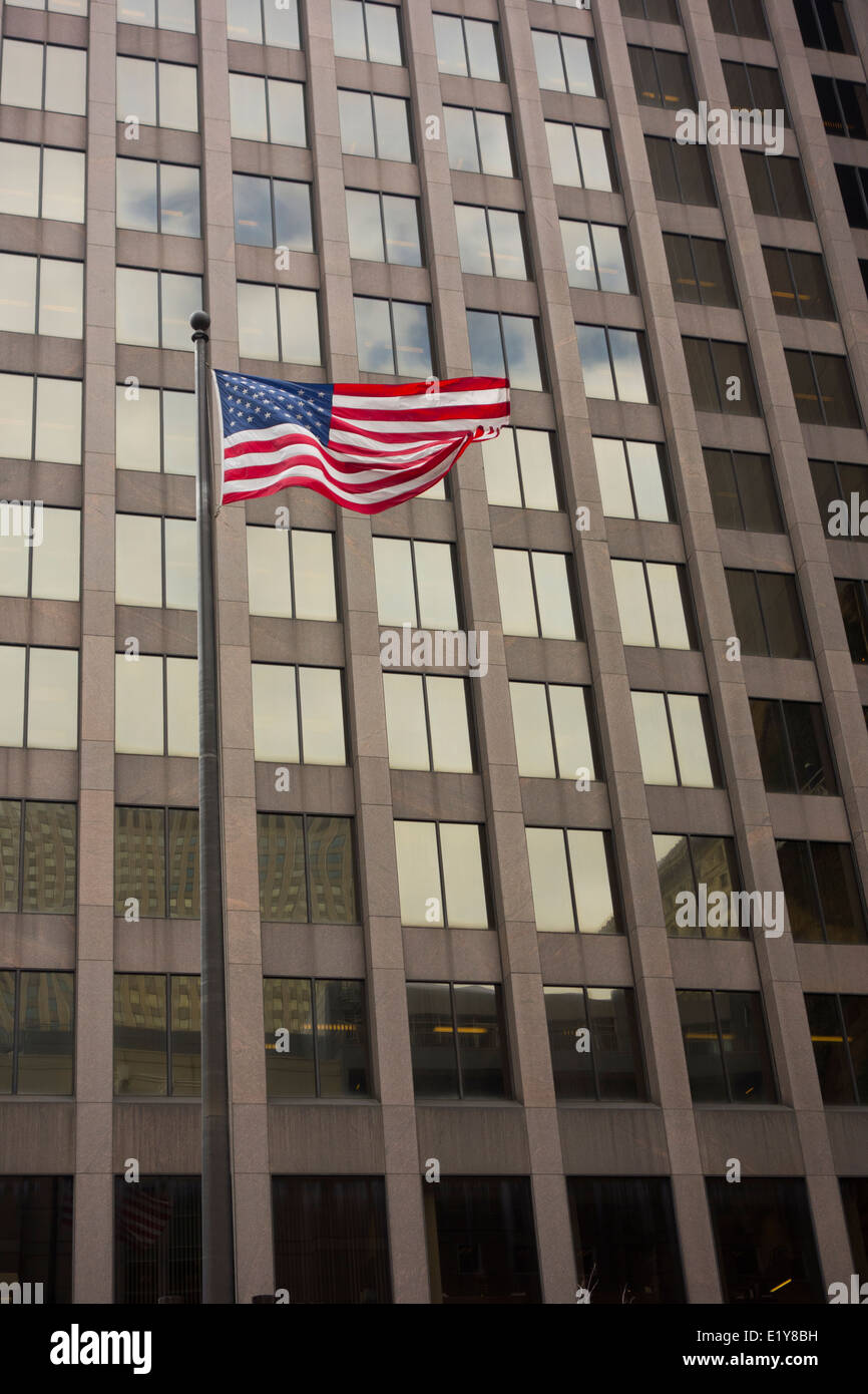 American flag flying in Pittsburgh PA Banque D'Images