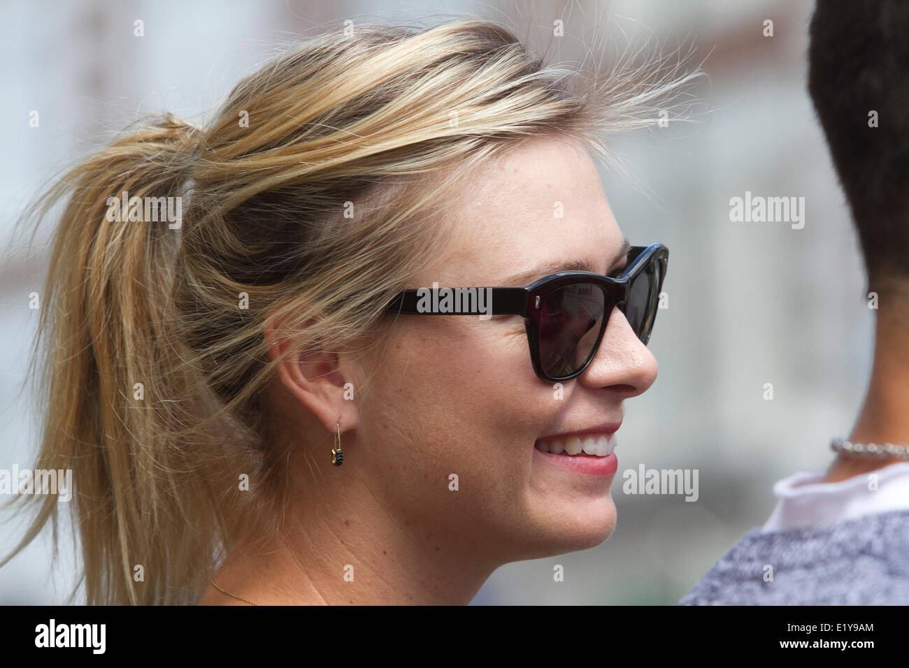 Wimbledon Londres, 11 juin 2014. Récemment couronné champion de France Maria Sharapova est vu marchant à Wimbledon town Crédit : amer ghazzal/Alamy Live News Banque D'Images