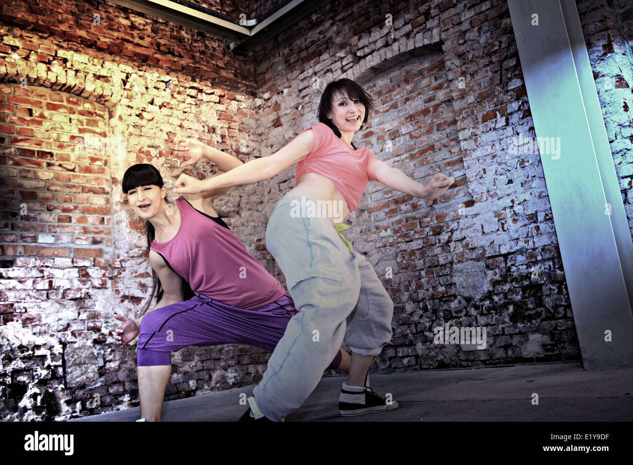 Groupe de femmes dans le sport ou l'aérobic zumba danse robe Banque D'Images
