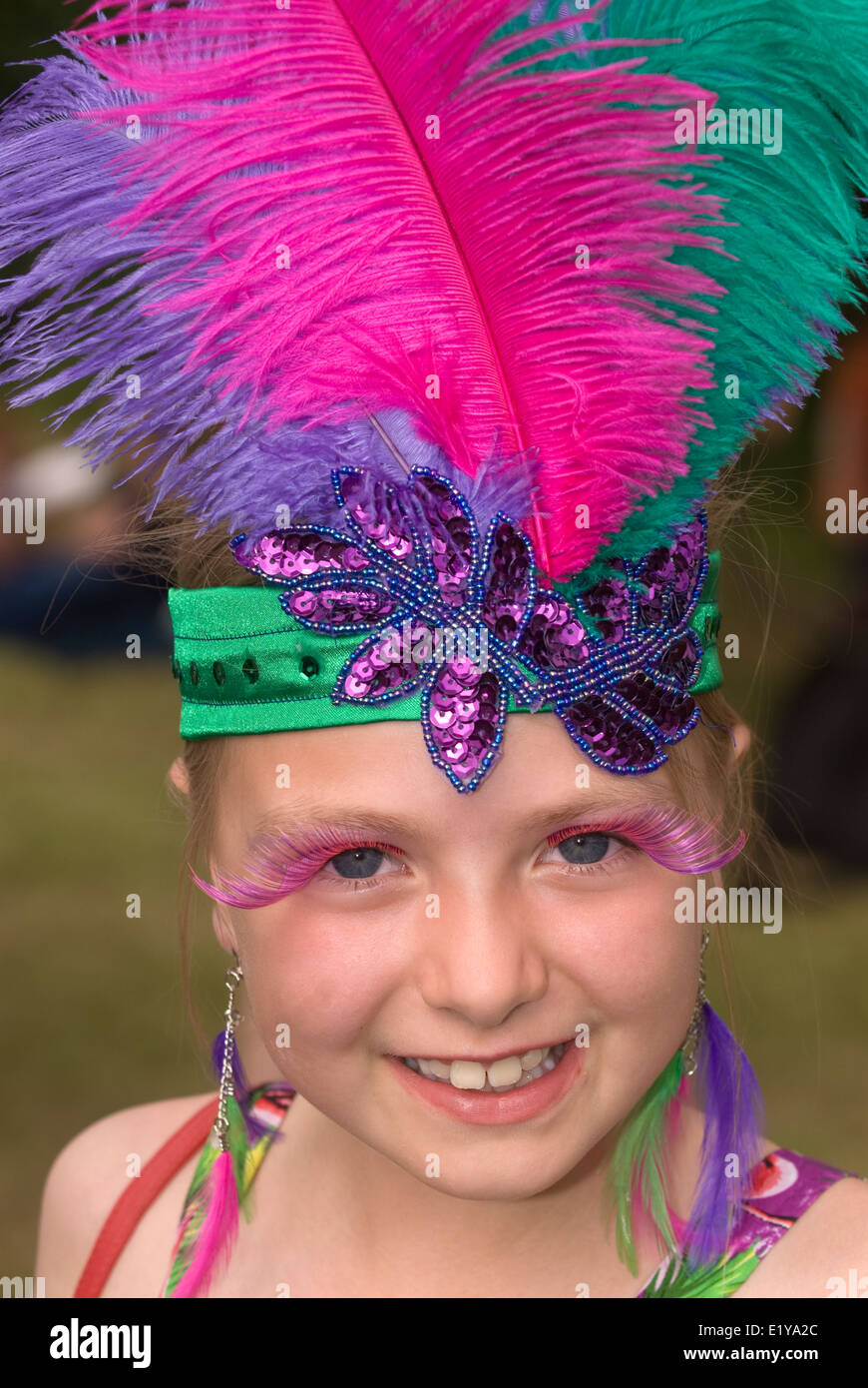 8 ans, fille, portant des costumes de carnaval brésilien/foire d'été à un village qui avait une coupe du monde 2014 Brésil/thème... Banque D'Images