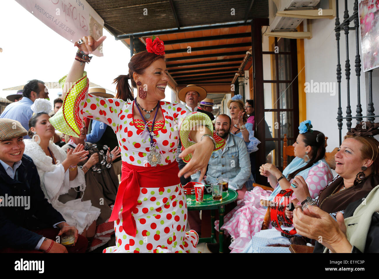 Femme dansant au style andalou Rocio Romeria fête catholique dans le village d'El Rocio, au sud de l'Espagne Banque D'Images