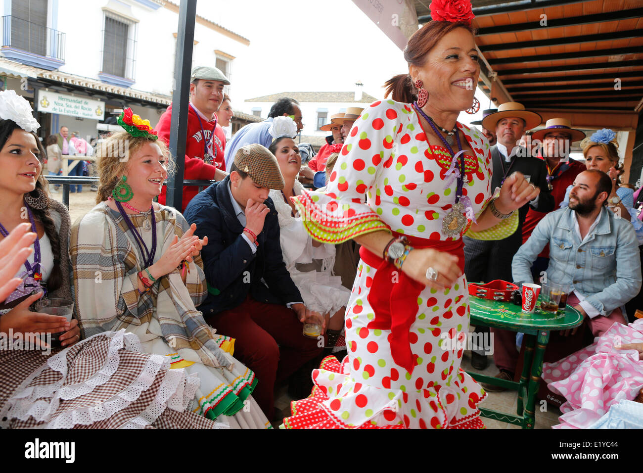 Femme dansant au style andalou Rocio Romeria fête catholique dans le village d'El Rocio, au sud de l'Espagne Banque D'Images