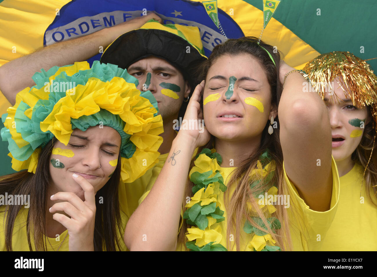 Groupe de fans de football brésilien triste déçu par la défaite de l'équipe. Banque D'Images