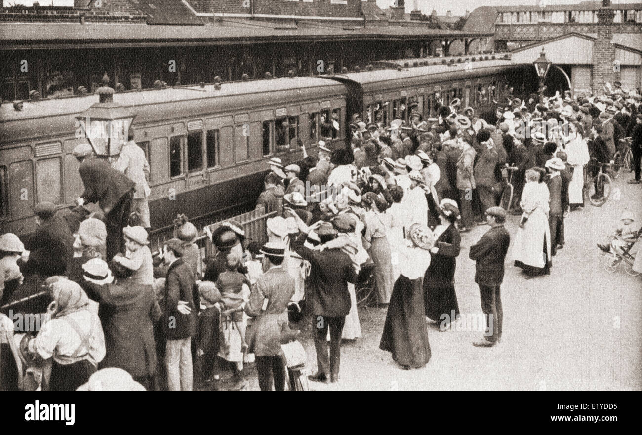Un projet d'hommes à bord du train à Hounslow, en Angleterre, en route pour l'avant, qui en 1914 était la Belgique. Banque D'Images
