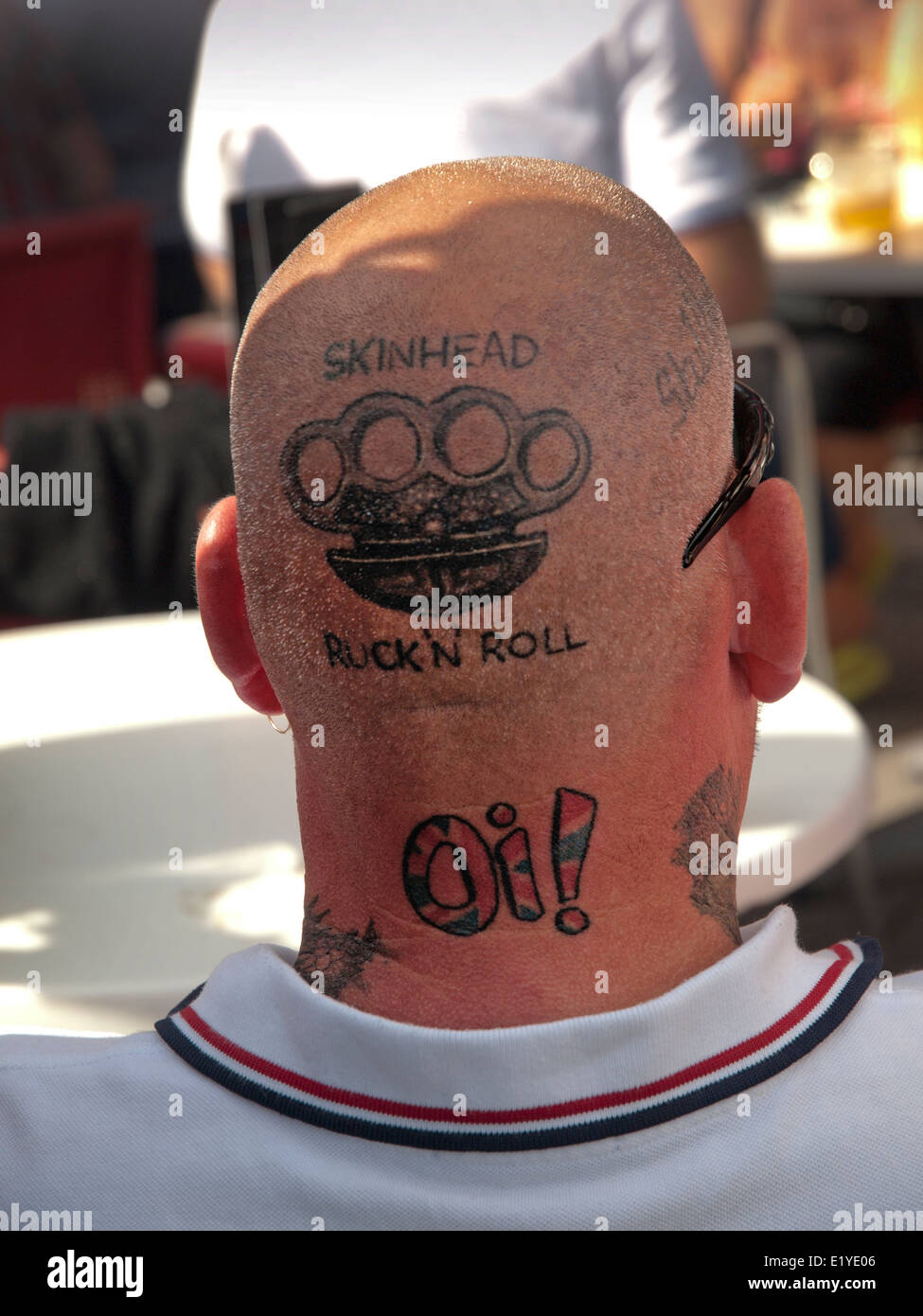 Skinheads dans un endroit ensoleillé pour la journée à Brighton Banque D'Images