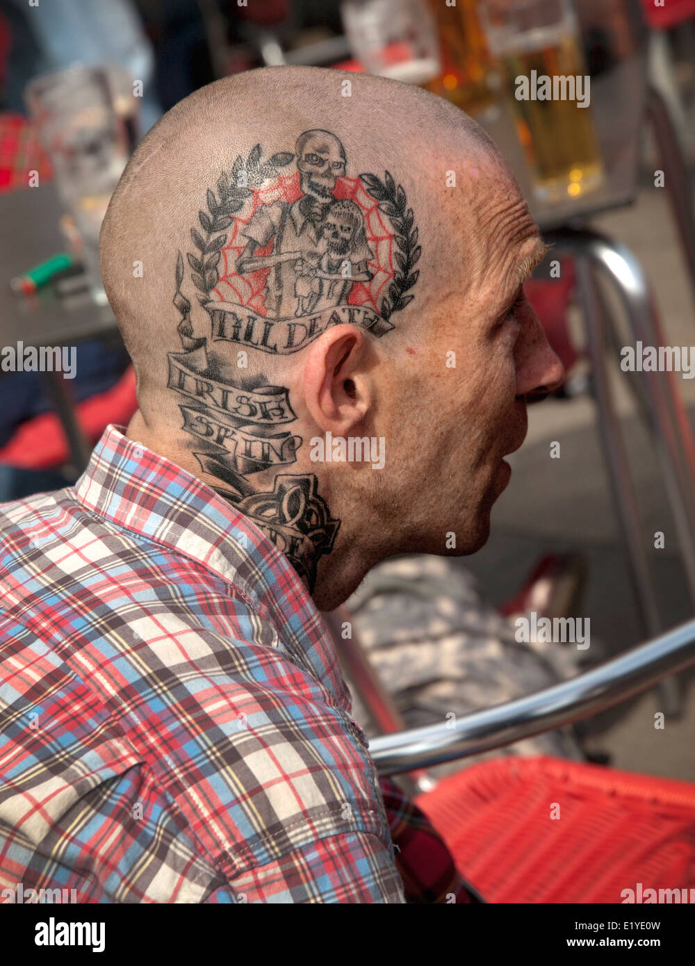 Skinheads dans un endroit ensoleillé pour la journée à Brighton Banque D'Images
