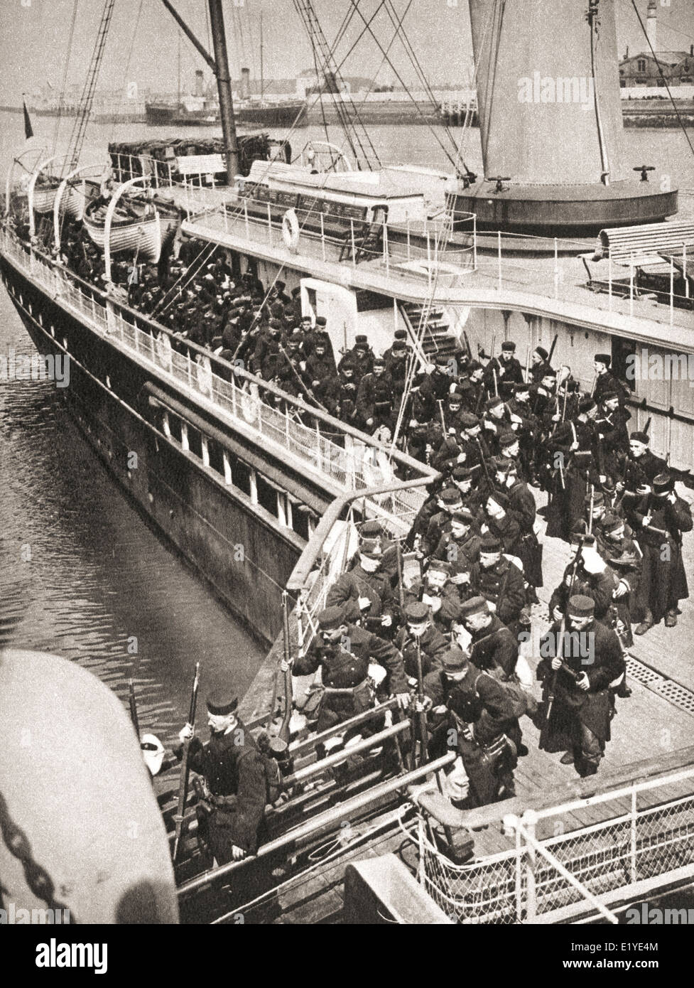 Débarquement des soldats belges à Ostende sous la supervision, de 1914, de défendre le port contre l'approche de l'ennemi. Banque D'Images