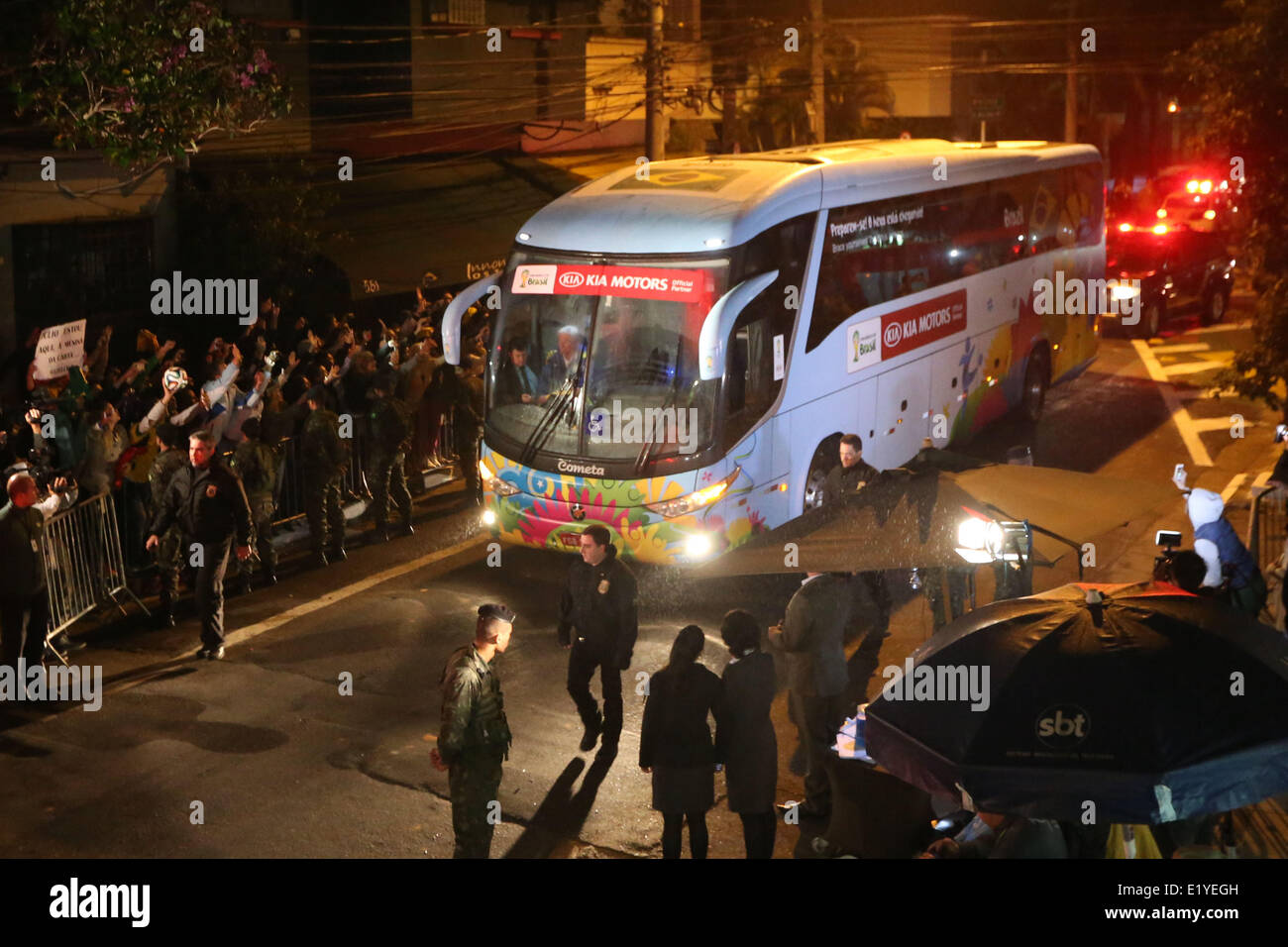 Sao Paulo, Brésil. 10 Juin, 2014. Le bus transportant l'équipe nationale du Brésil arrive à l'hôtel Pullman à Vila Mariana, le sud de Sao Paulo, Brésil, en fin de journée le 10 juin 2014. L'équipe nationale du Brésil participera à la match d'ouverture de la Coupe du Monde de la FIFA, Brésil 2014 contre la Croatie le 12 juin au Corinthiens Arena. © VANESSA CARVALHO/BRÉSIL PHOTO PRESSE/ESTADAO CONTEUDO/AGENCIA ESTADO/Xinhua/Alamy Live News Banque D'Images