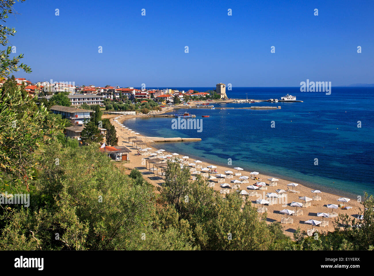 Ouranoupolis ville avec sa plage et sa "marque" l'Prosphorios Tower, Halkidiki ('Chalkidiki), Macédoine, Grèce. Banque D'Images