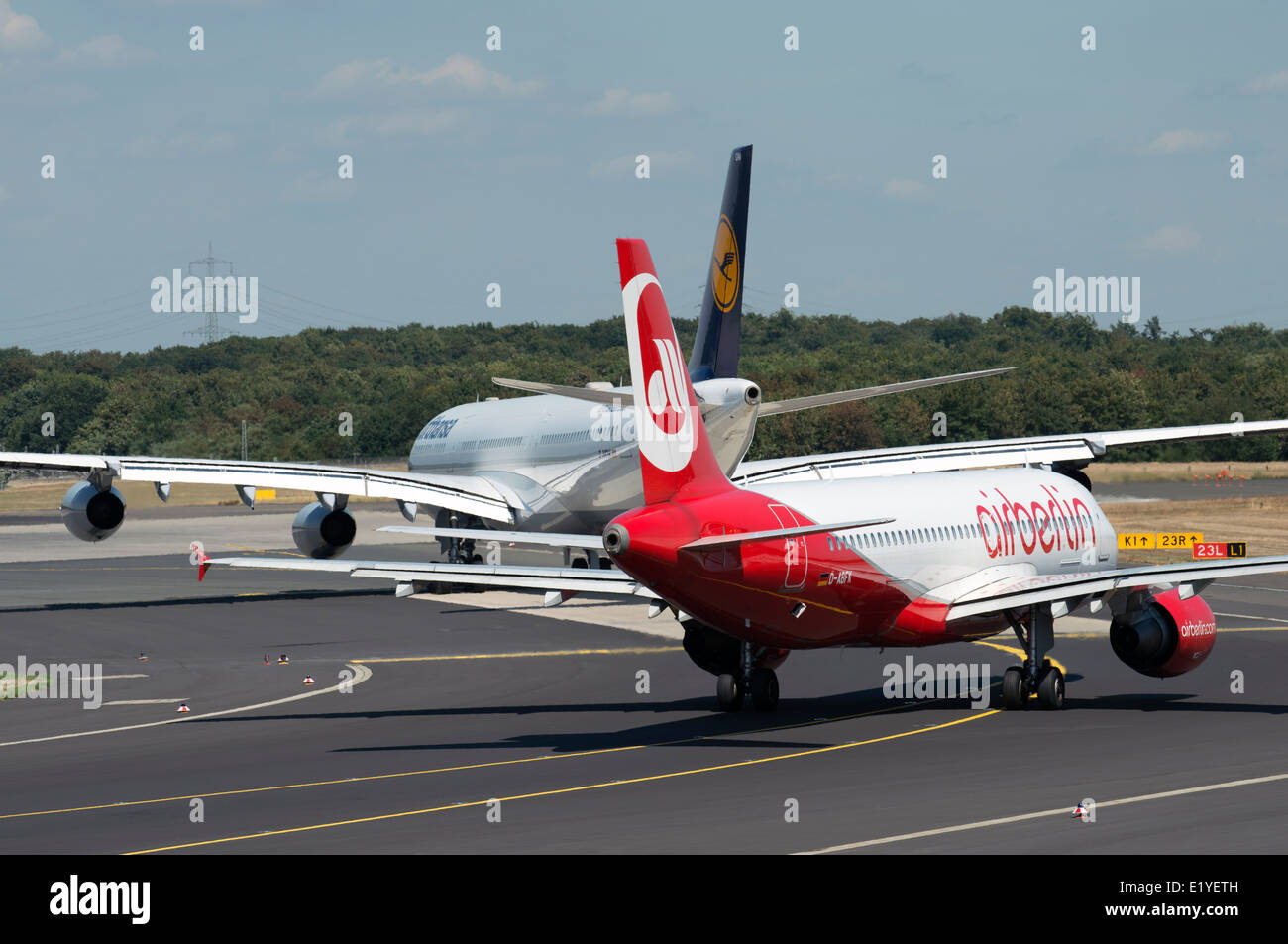 Lufthansa et Air Berlin, des avions de l'aéroport international de Düsseldorf, Allemagne. Banque D'Images