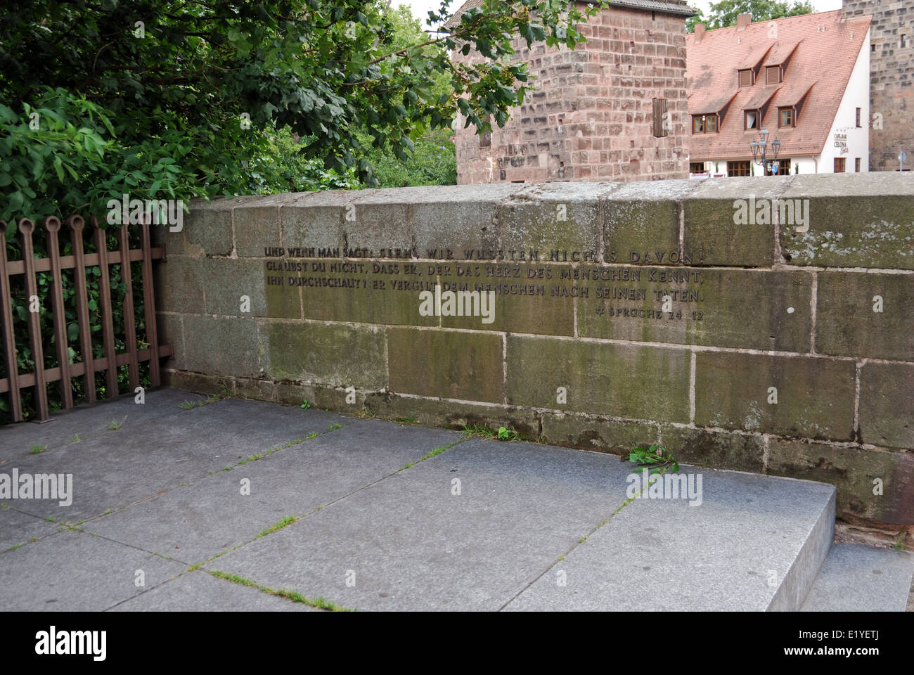 Inscriptions pour le mur monument procès de Nuremberg, Nuremberg, Bavière, Allemagne, Europe de l'Ouest. Banque D'Images
