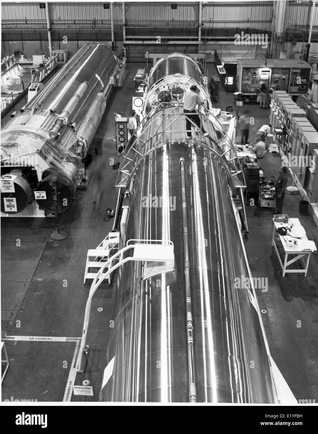 Photographie représentant les opérations et le personnel de l'usine Convair/General Dynamics entre 1950 et 1959, mettant en évidence le programme de missiles Atlas. Banque D'Images