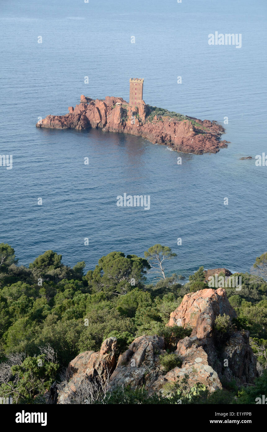 L'île d'Or ou Golden Island au large du Cap Dramont Agay près de Saint Raphaël ou Saint Raphael Var Côte d'Azur French Riviera France Banque D'Images L'île d'Or ou Golden Island au large du Cap Dramont Agay près de Saint Raphaël ou Saint Raphael Var Côte d'Azur French Riviera France Banque D'Images
