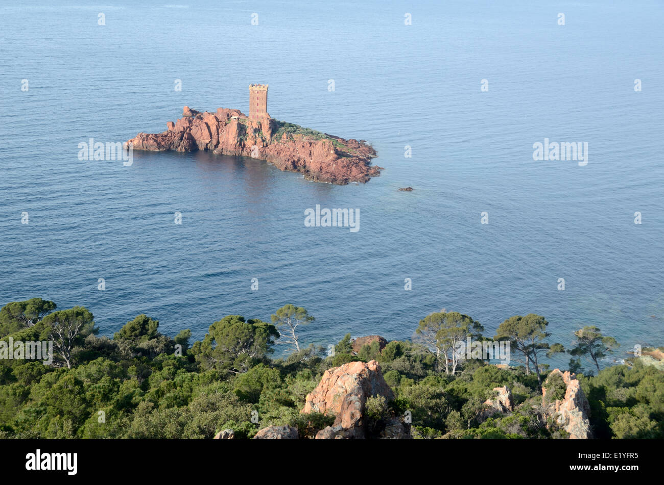 L'île d'Or ou Golden Island au large du Cap Dramont Agay près de Saint Raphaël ou Saint Raphael Var Côte d'Azur French Riviera France Banque D'Images L'île d'Or ou Golden Island au large du Cap Dramont Agay près de Saint Raphaël ou Saint Raphael Var Côte d'Azur French Riviera France Banque D'Images