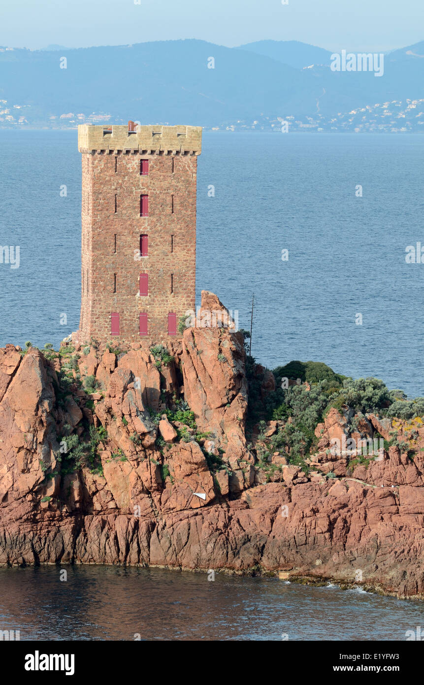 La tour de pierre sur l'Île d'Or ou Golden Island au large du Cap Dramont près de Saint Raphaël, Côte d'Azur France Banque D'Images La tour de pierre sur l'Île d'Or ou Golden Island au large du Cap Dramont près de Saint Raphaël, Côte d'Azur France Banque D'Images