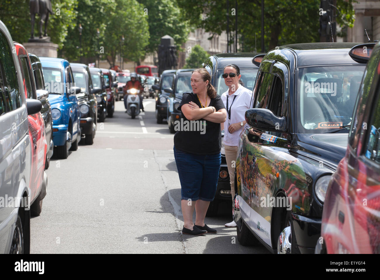 Whitehall, Londres, Royaume-Uni. 11 juin 2014. Les conducteurs de taxis noirs de Londres apporter le trafic à l'arrêt dans la zone autour de Trafalgar Square, le Parlement et de bâtiments du gouvernement sur Whitehall dans une protestation contre l'application uber-Crédit : Clickpics service/Alamy Live News Banque D'Images