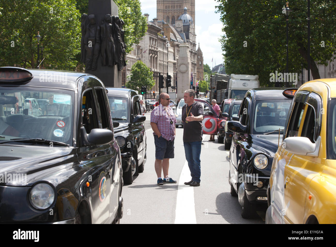 Whitehall, Londres, Royaume-Uni. 11 juin 2014. Les conducteurs de taxis noirs de Londres apporter le trafic à l'arrêt dans la zone autour de Trafalgar Square, le Parlement et de bâtiments du gouvernement sur Whitehall dans une protestation contre l'application uber-Crédit : Clickpics service/Alamy Live News Banque D'Images