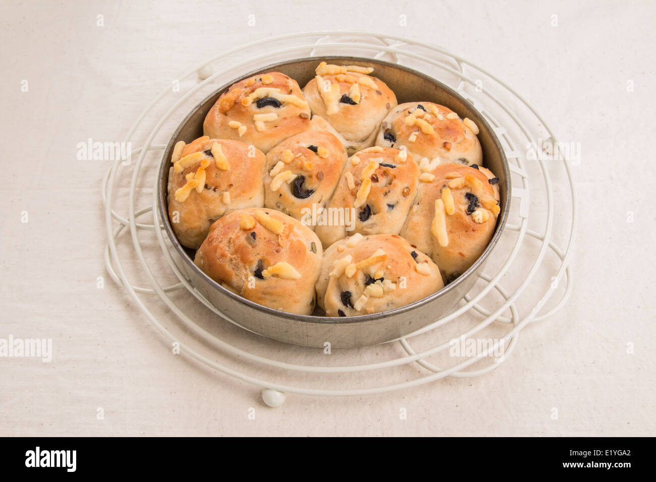 La déchirure et la partager et l'ail d'olive pain pique-nique sur fond crème (1 de 5) Banque D'Images