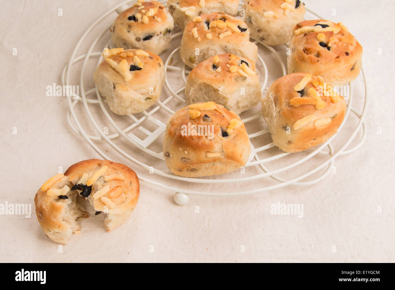 Déchirer et partager du pain à l'ail et huile d'olive sur fond crème (4 de 5) Banque D'Images