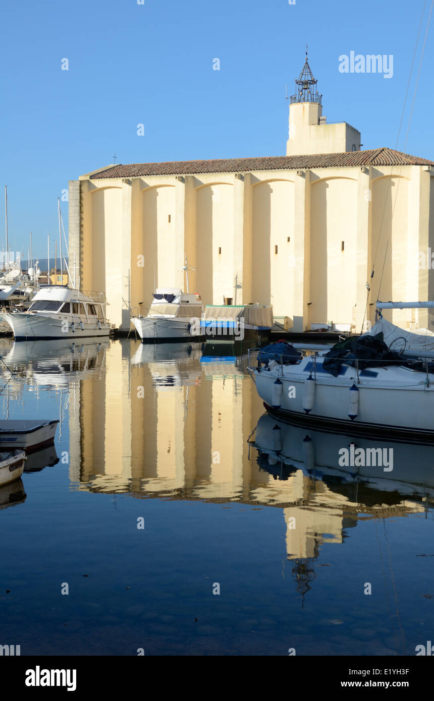 Église Saint François reflétée dans le port ou le port Port Grimaud Var Côte d'Azur France Banque D'Images