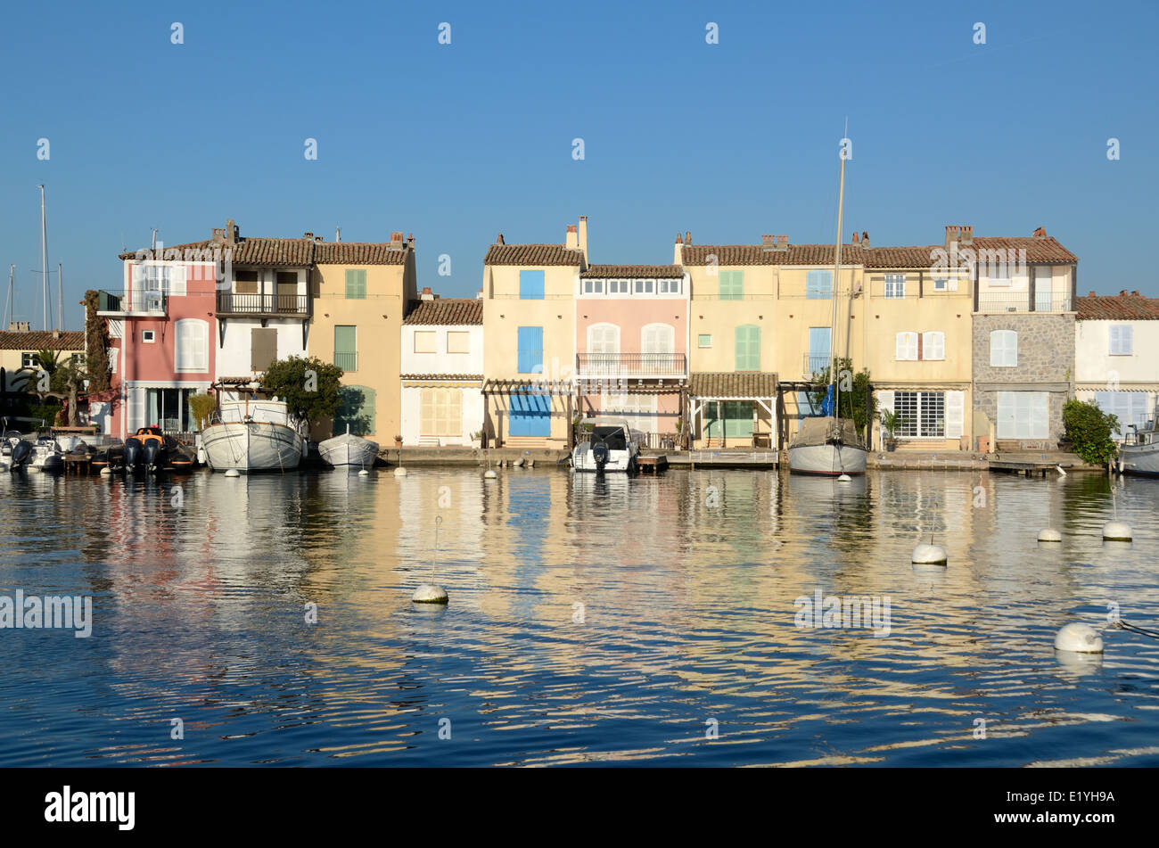 Maisons au bord de l'eau ou au bord de l'eau dans le port de plaisance ou sur le port de Port Grimaud Resort Ville Var Côte d'Azur Sud de la France Banque D'Images