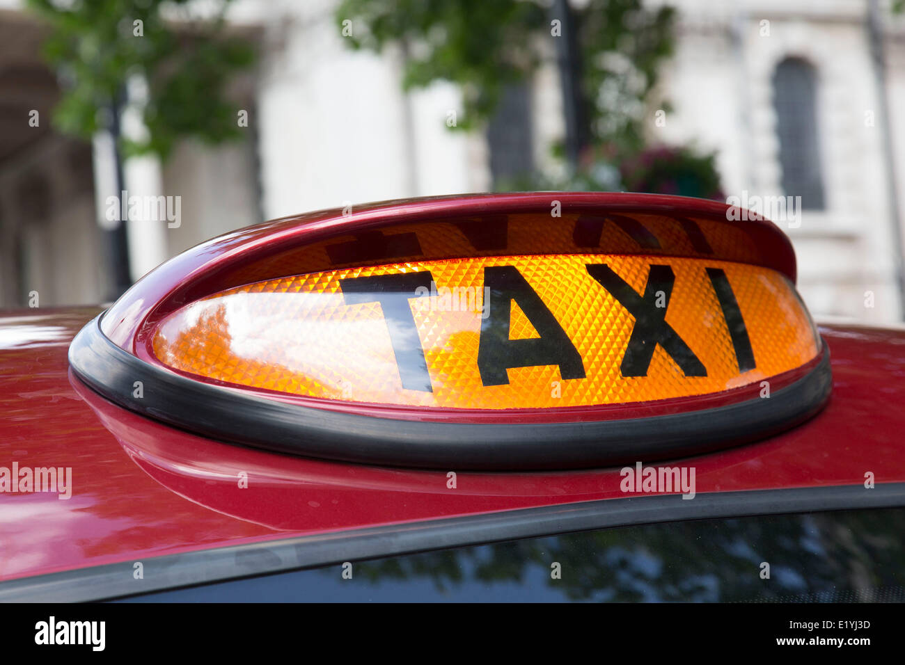 Londres, Royaume-Uni..11 juin 2014. Les chauffeurs de taxi noir protester contre un service de taxi app Uber, apporte le centre de Londres jusqu'à l'arrêt. Rejoint dans de nombreux numéros en noir l'avenir les chauffeurs de taxi sur les cyclomoteurs actuellement "la connaissance". Chauffeurs de Londres a souligné qu'ils n'avaient aucun problème avec Uber, seulement avec Transport for London pour ne pas appliquer la législation actuelle. Crédit : Michael Kemp/Alamy Live News Banque D'Images