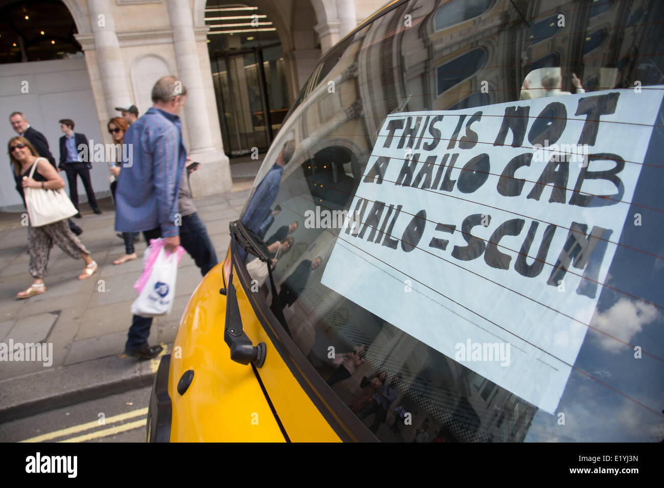 Londres, Royaume-Uni..11 juin 2014. Les chauffeurs de taxi noir protester contre un service de taxi app Uber, apporte le centre de Londres jusqu'à l'arrêt. O la grêle, une entreprise qui a mis en place à l'arrière de l'black cab service, mais est en train de mettre en place son propre service est également accusé de les utiliser. Rejoint dans de nombreux numéros en noir l'avenir les chauffeurs de taxi sur les cyclomoteurs actuellement "la connaissance". Chauffeurs de Londres a souligné qu'ils n'avaient aucun problème avec Uber, seulement avec Transport for London pour ne pas appliquer la législation actuelle. Crédit : Michael Kemp/Alamy Live News Banque D'Images