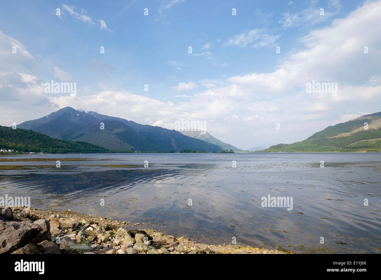 loch-leven-dans-les-highlands-d-ecosse-banque-de-photographies-et-d