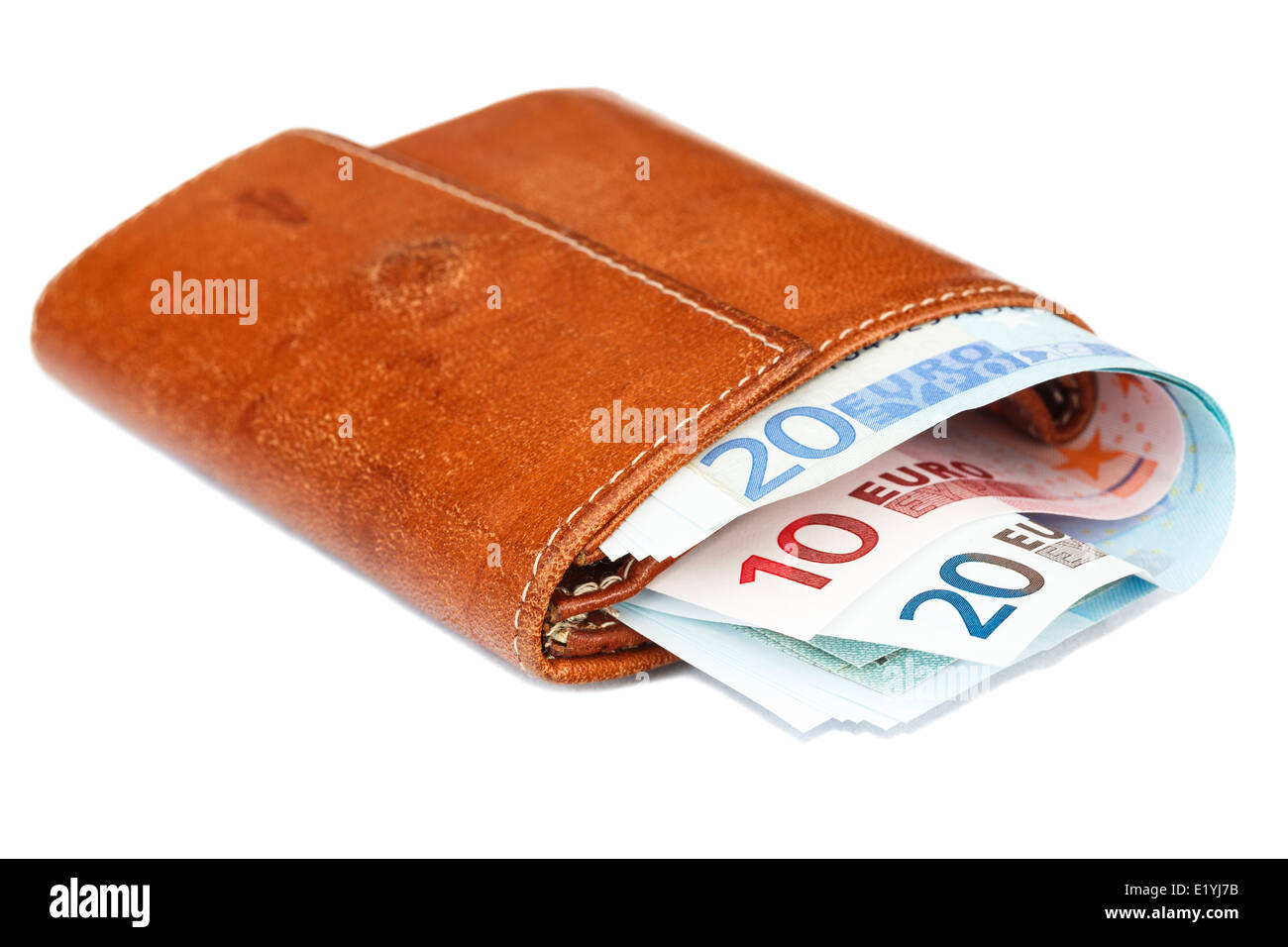 Portefeuille en cuir brun vieux bourré plein d'euros Les notes de la zone euro ont coupé et isolé sur un Fond blanc Uni Europe Banque D'Images