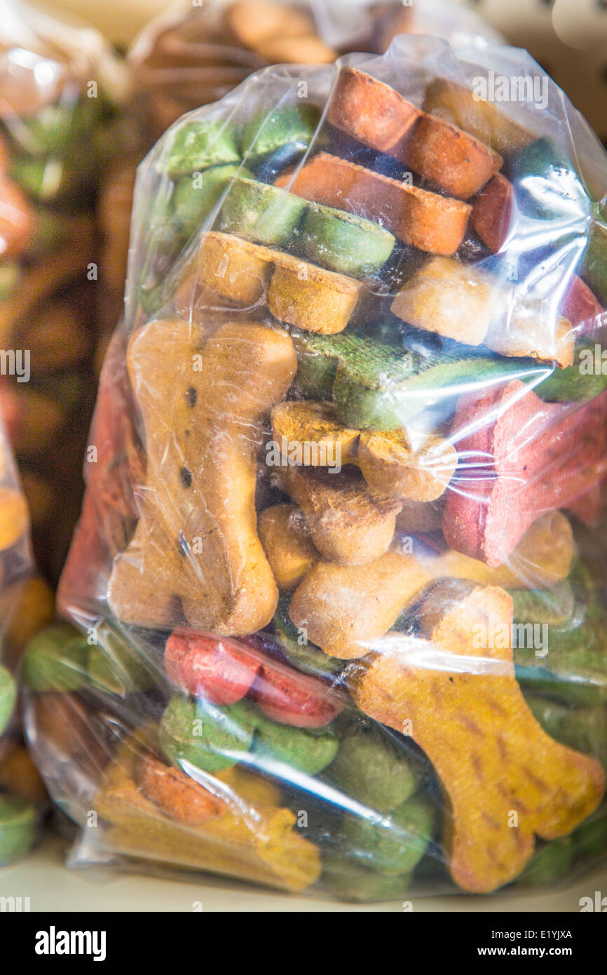 En vrac sacs de biscuits pour chiens assis sur l'étagère du magasin pour animaux Banque D'Images